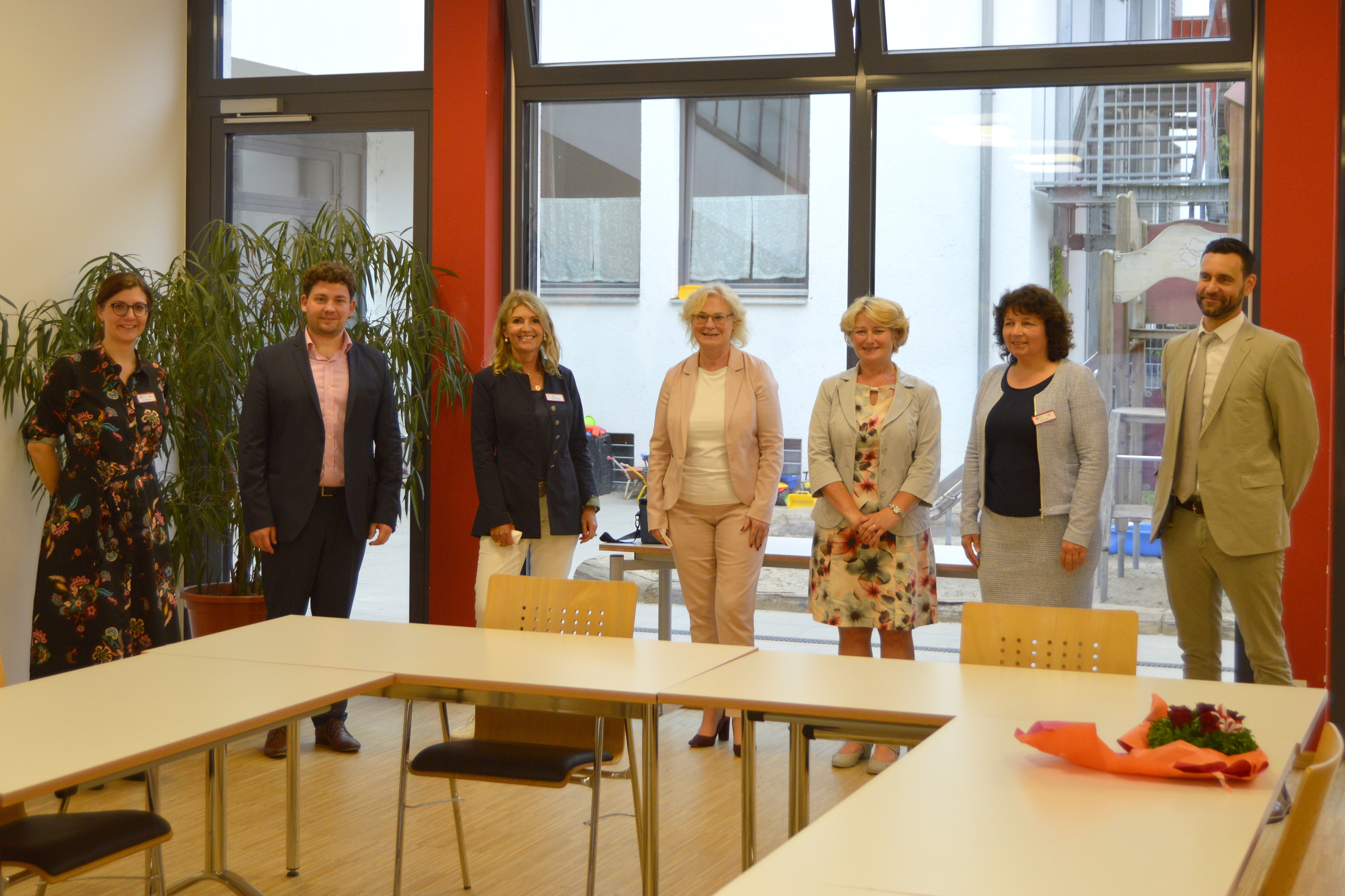 Bundesfamilienministerin Christine Lambrecht mit den Engagierten sowie Besucherinnen und Besuchern aus dem Mehrgenerationenhaus Landshut.