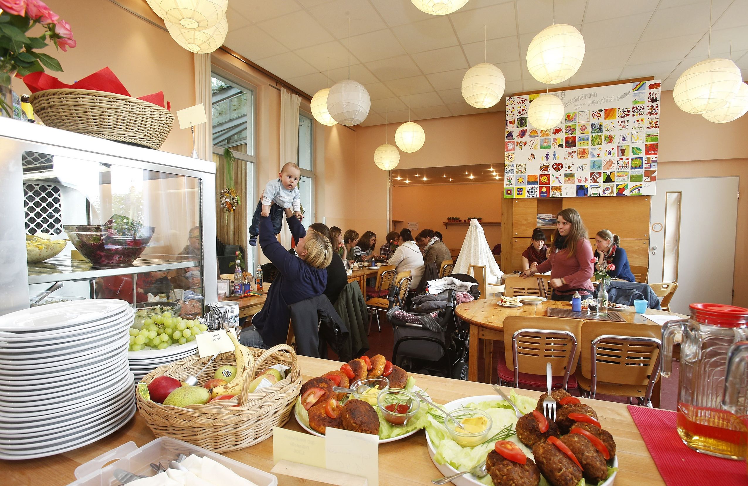 Besucherinnen und Besucher des MGH Dortmund, die am offenen Café teilnehmen.