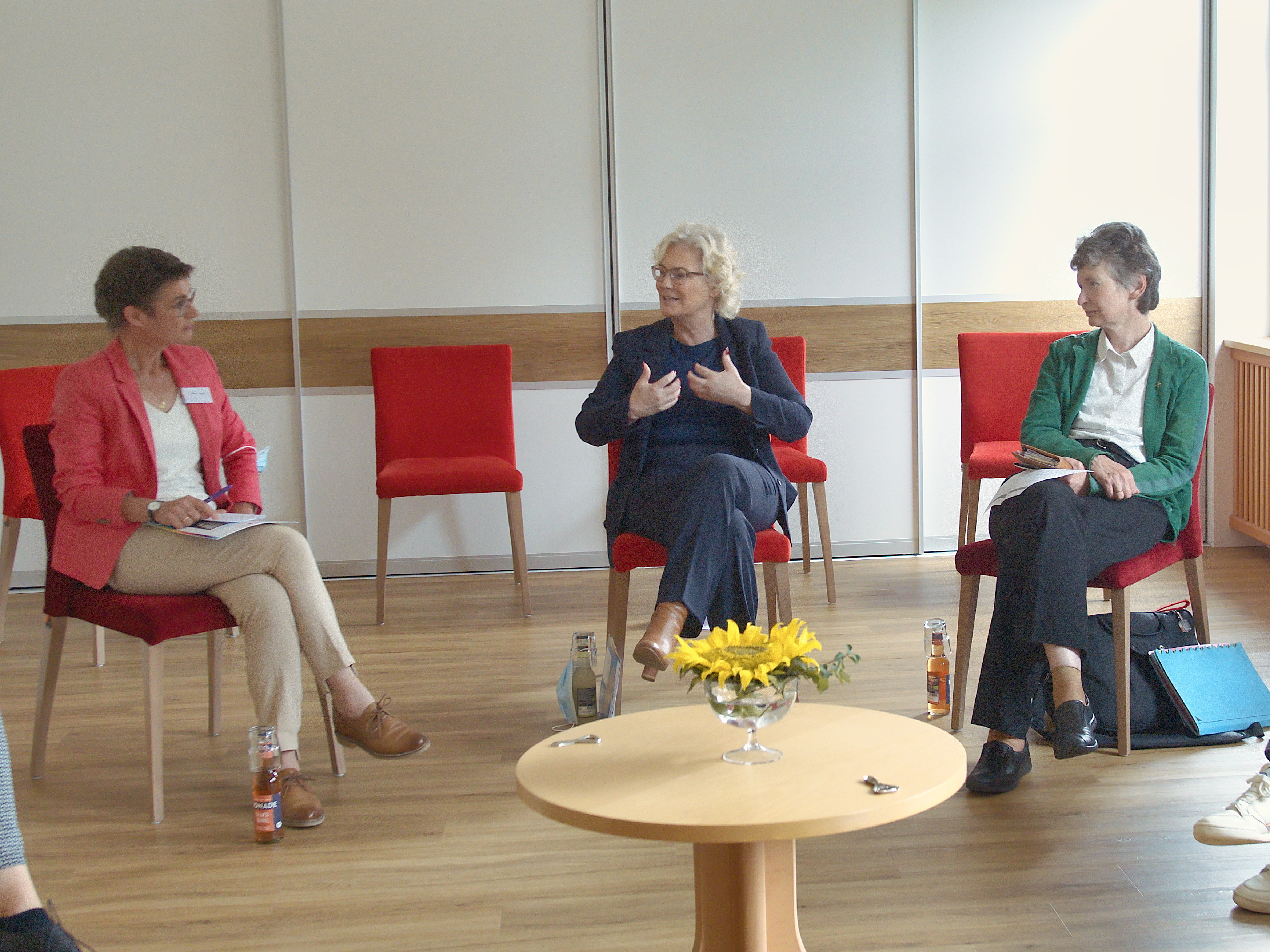 Bundesfamilienministerin Christine Lambrecht im Gespräch mit Vertreterinnen und Vertretern des Mehrgenerationenhauses Werra-Meißner