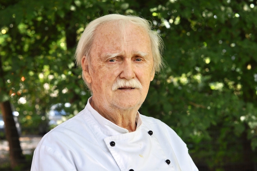 Axel Karsten Schilloks in der Berufsbekleidung eines Kochs