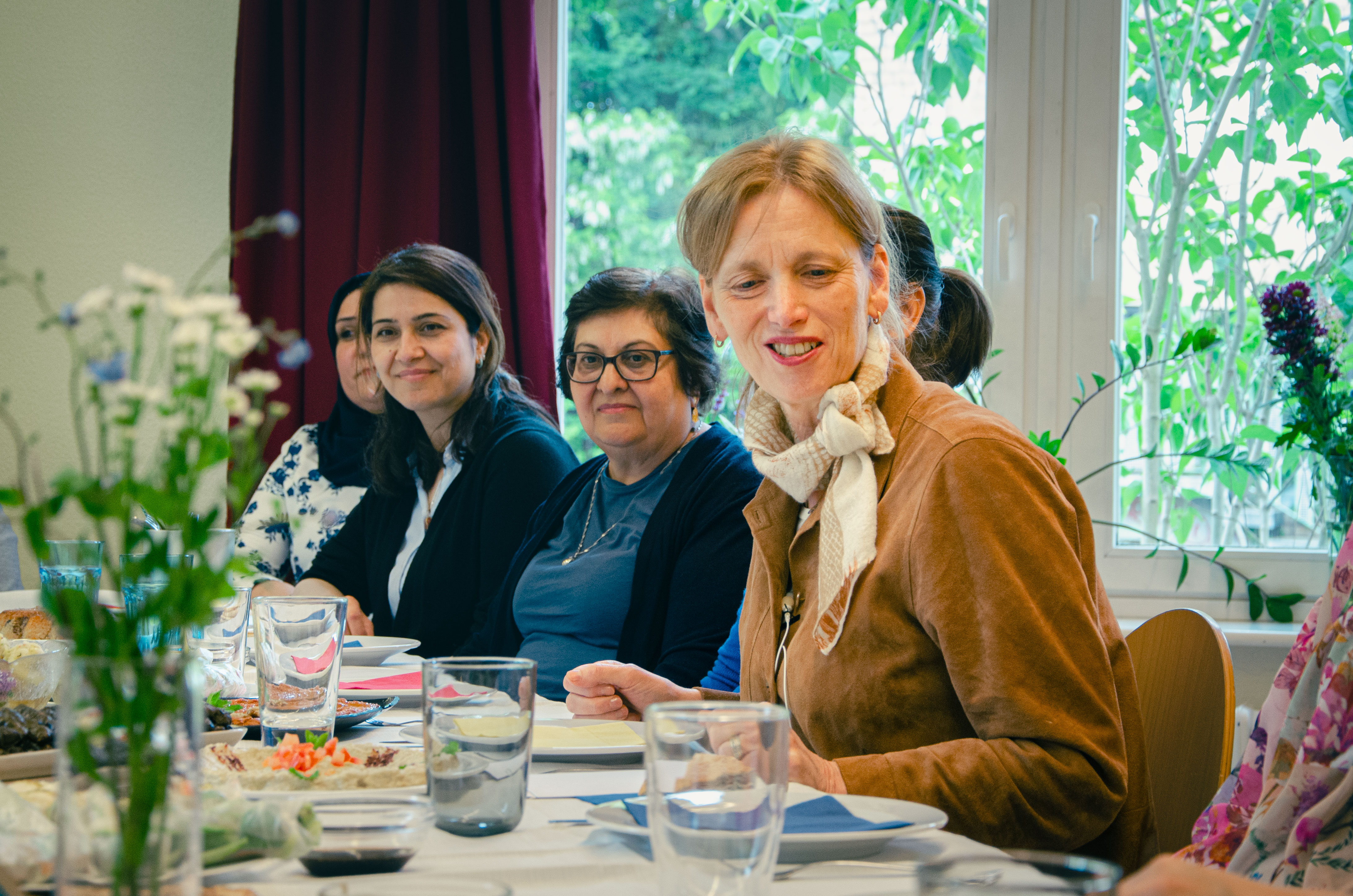 Bundesministerin Prien sitzt an einem Tisch und unterhält sich